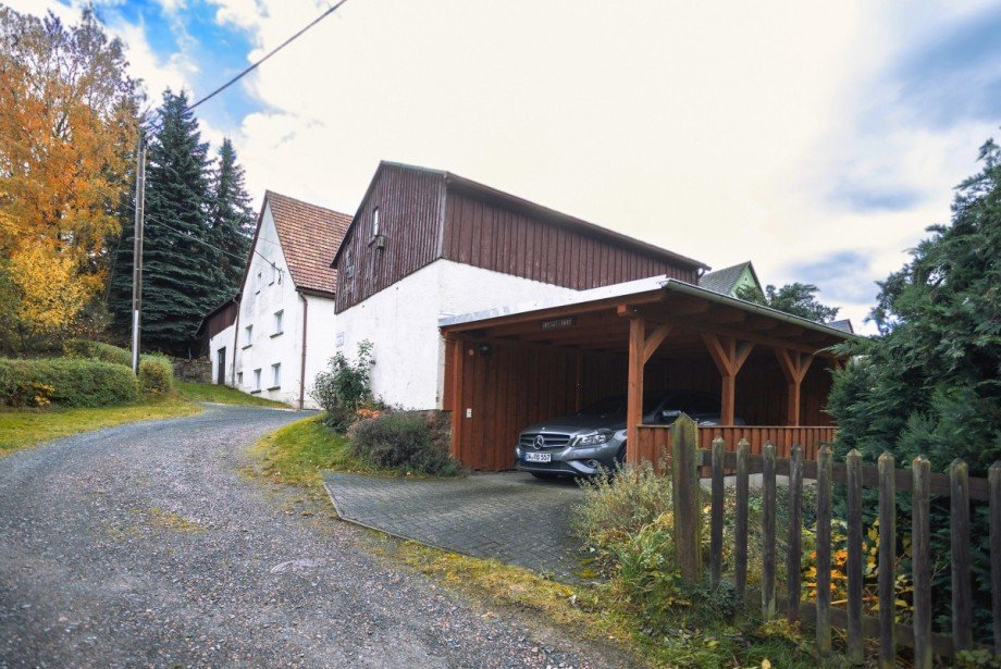 Wohnhaus mit Garagen und Carport Bauernhaus Altenberg
