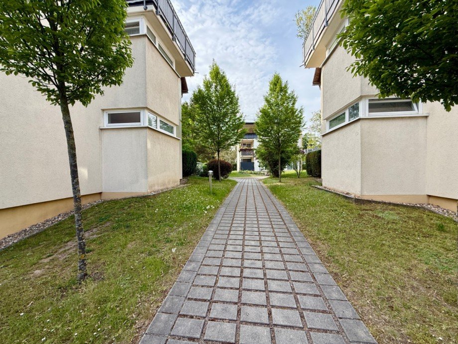 Weg in den Innenhof der Wohnanlage Maisonettewohnung Dresden