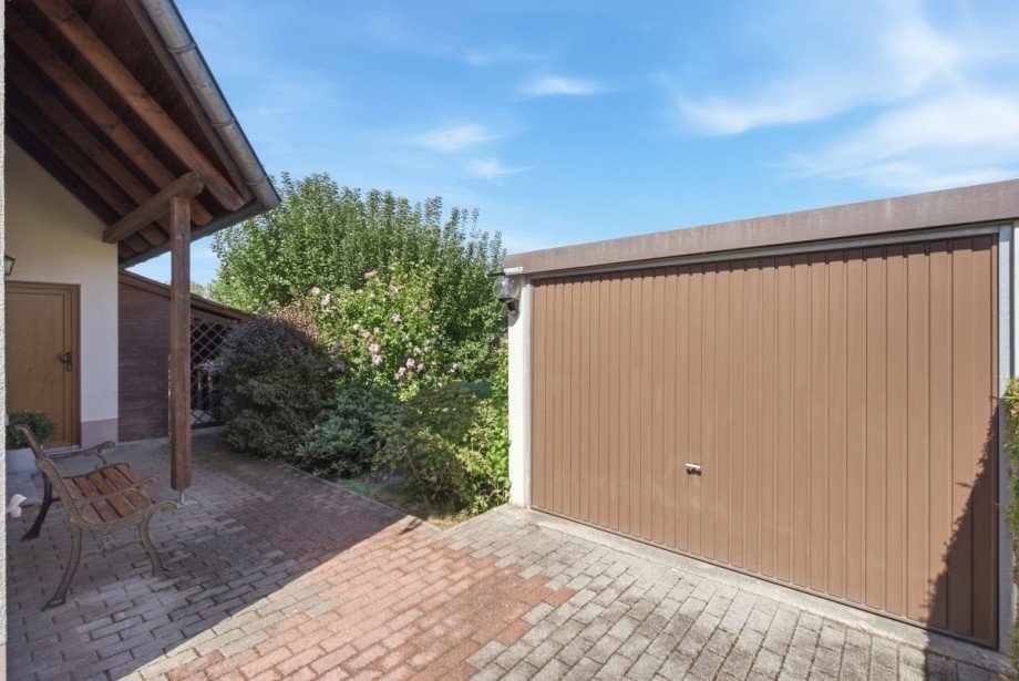 Garage mit elektrischem Tor Einfamilienhaus Lohmen