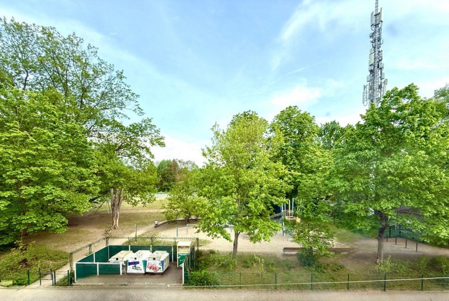 Blick auf den Park mit Spielplatz Maisonettewohnung Dresden