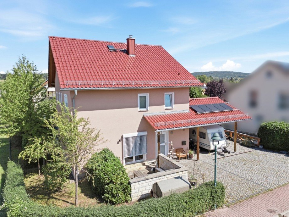 Stra�enansicht mit Terrasse und Carport Einfamilienhaus Lohmen
