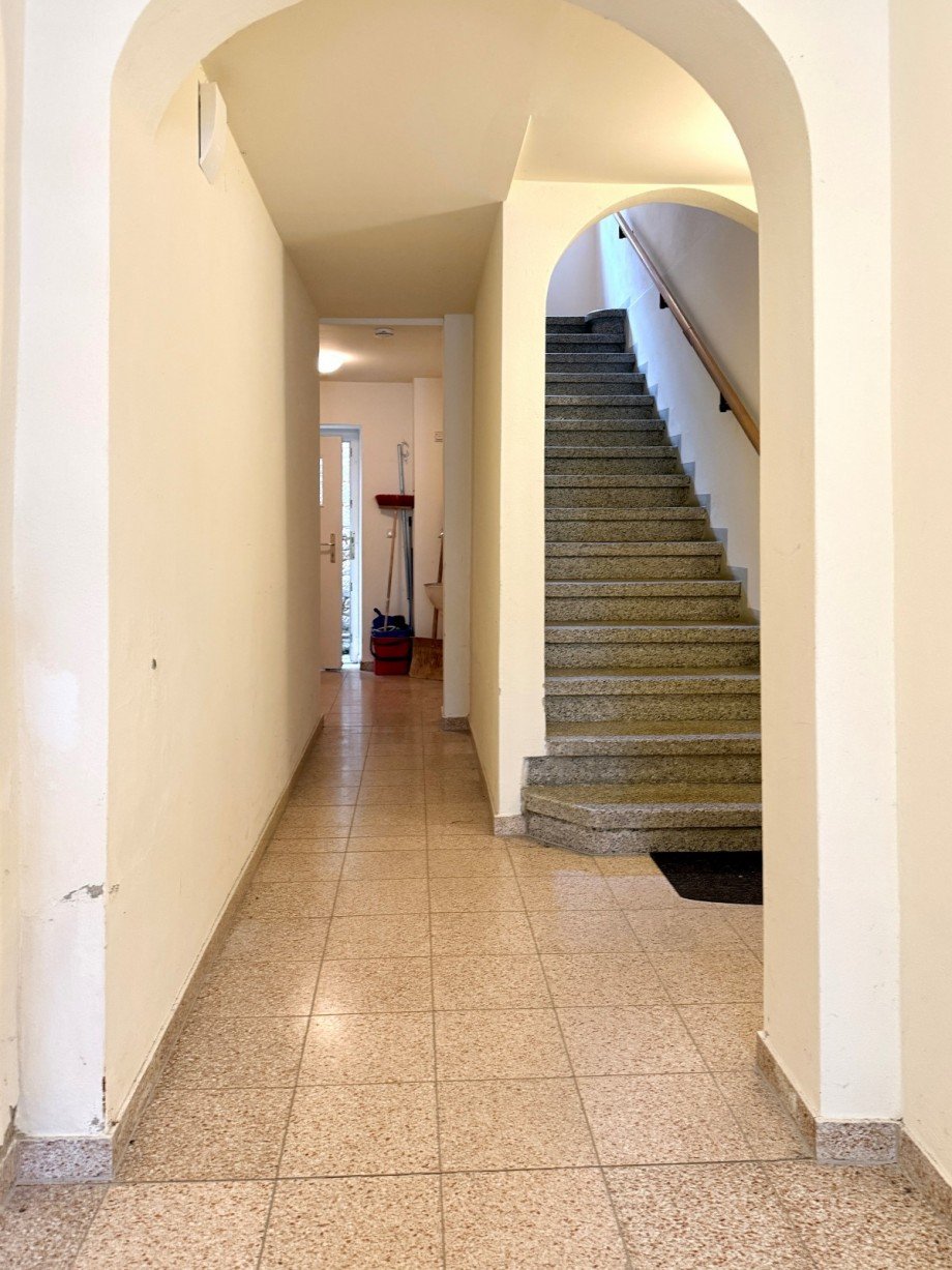 Treppenhaus im Erdgeschoss Dachgeschosswohnung K�nigstein