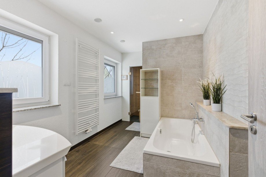 Badezimmer mit Wanne und Sauna Einfamilienhaus Lohmen